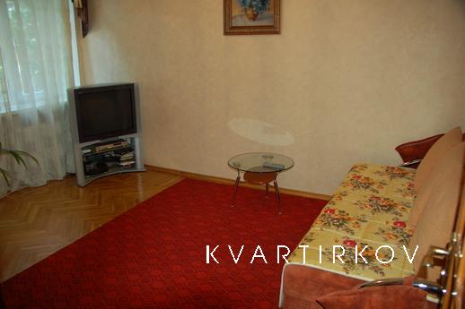 Кирпичный дом с домофоном
Железная дверь в квартиру
Кооперат