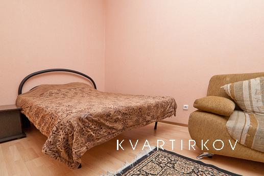 Поруч знаходяться: стадіон Локомотив, станція Свердловськ-Со