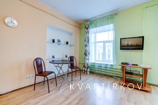 Studio apartment overlooking the Nevsky, Санкт-Петербург - квартира подобово