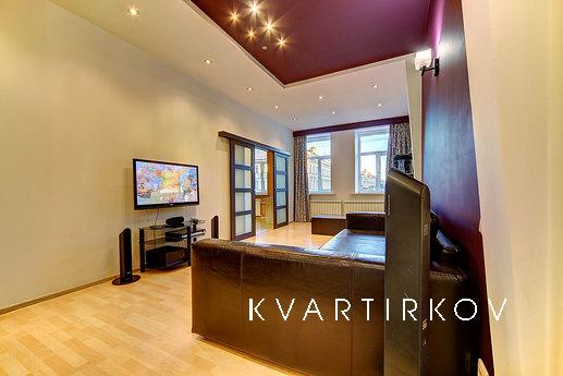 The apartment is renovated in center, Санкт-Петербург - квартира подобово