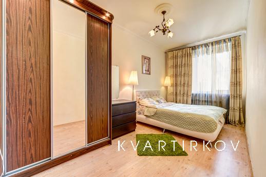 Daily rent 3-bedroom apartment on Nevsky Prospect! Spacious 