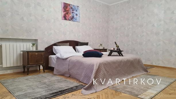 Spacious 3-room apartment, Poznyaki, Kyiv - apartment by the day