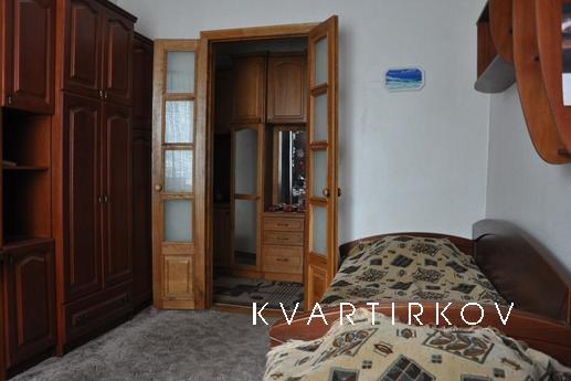 Decent 3-bedroom apartment, Kharkiv - apartment by the day