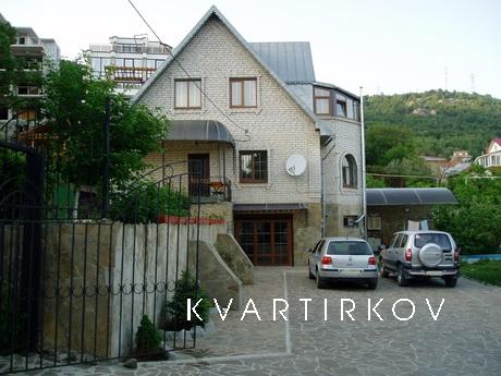 Сдается на длительное время дом в зеленой зоне Ялты (Крым).
