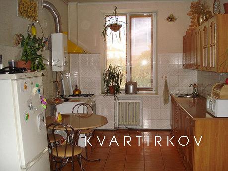 3 rooms apartment on Lukyanovka, Kyiv - apartment by the day