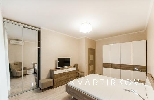 In a prestigious new building in the Cen, Kharkiv - apartment by the day