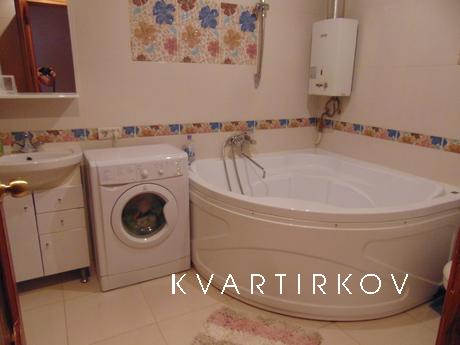 Квартира с евроремнотом, кухня, гостиная, изолированная спал