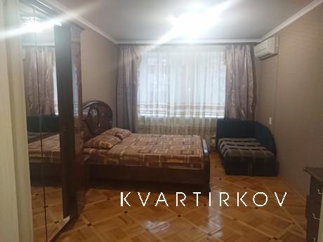 2 bedroom apartment on Krasnoarmeyskaya, Rostov-on-Don - apartment by the day