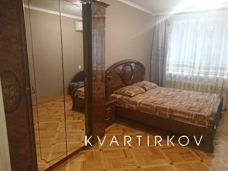 2 bedroom apartment on Krasnoarmeyskaya, Rostov-on-Don - apartment by the day
