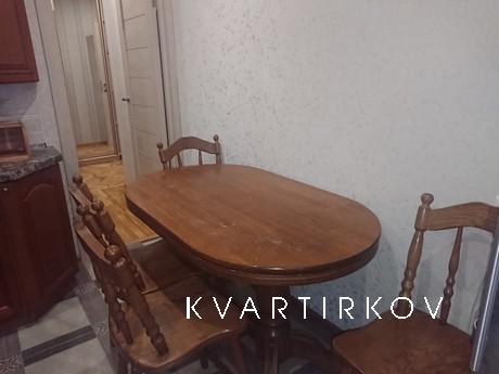2 bedroom apartment on Krasnoarmeyskaya, Rostov-on-Don - apartment by the day