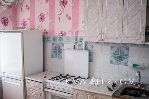 1-комн. ВОЗЛЕ МЕТРО, РЯДОМ АКВОПАРК, Екатеринбург - квартира посуточно