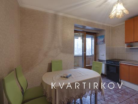 Большая уютная квартира у метро, 8 мест, Киев - квартира посуточно