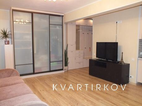 Modern studio apartment with excellent repair is located on 