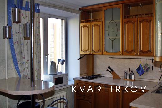 Стоимость от 2800 до 3200 в сутки. Минимальный срок аренды 3