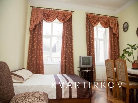 The apartment is located in the city center, windows overloo