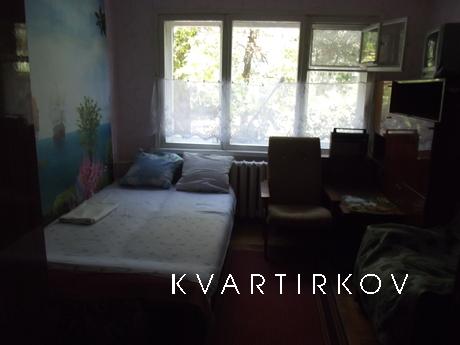 Диван, стенка, холодильник, телевизор, все удобства. 1/5 кир