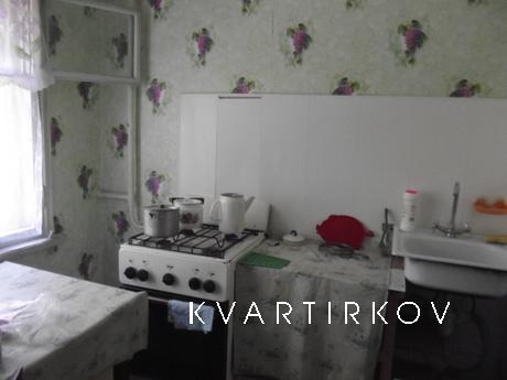 Диван, стенка, холодильник, телевизор, все удобства. 1/5 кир