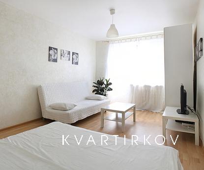 Инфраструктура
Третий дом от метро, на первом этаже круглосу