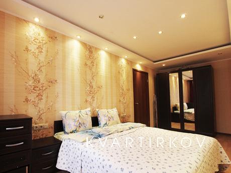 Дом расположен буквально в ста метрах от станции метро Просп