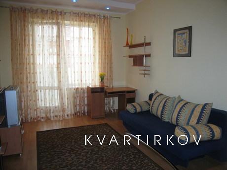 I rent a 3-room apartment (pl.Peremoghy, Circus) Dmytrivs'ka