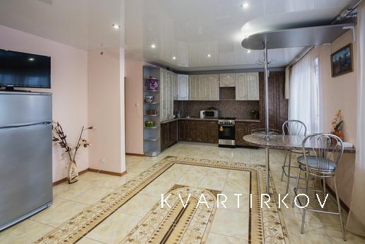 Трехкомнатные апартаменты посуточно в спальном районе города