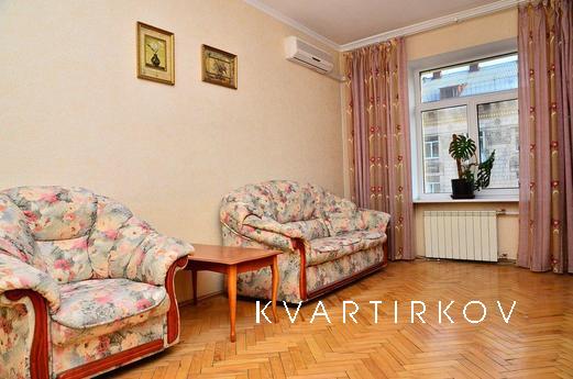 Двухкомнатная квартира находится в самом центре Киева на ул.