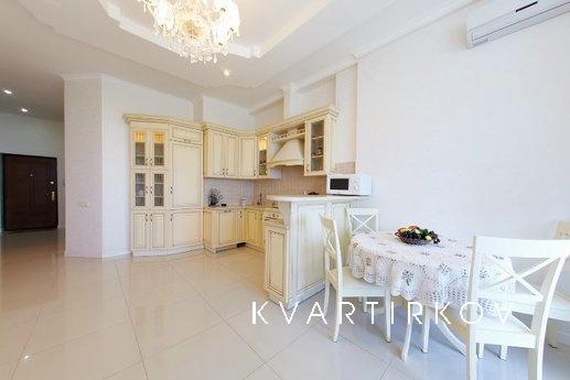 WARNING! 3 BR. apartment from the owner, Odessa - apartment by the day