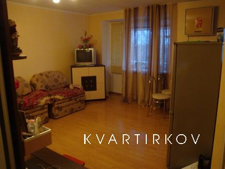 Сдам свою 1 комнатную квартиру-студию посуточно в Ильичевске