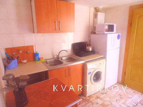 Rent 1st quarter. in Yalta, 400 m from t, Yevpatoriya - apartment by the day