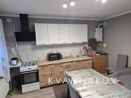 Quiet little building with swimming pools, Berehovo - apartment by the day