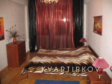 Two-bedroom apartment in the center of Kiev. The house is a 