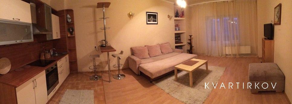 Сдаётся уютная студия в самом центре города . Стоимость прож