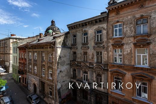 Large 5-room apartment in the center, Lviv - apartment by the day