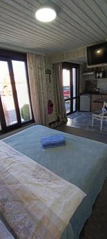 В номерi підігрів підлоги. На кухнi плитка електрична, мийка