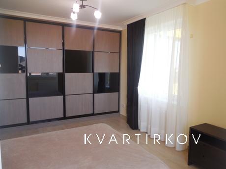 Spacious bright one bedroom apartment located on the street.