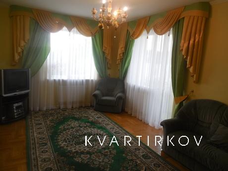 Двокімнатна елітна квартира, розташована в центрі міста по в