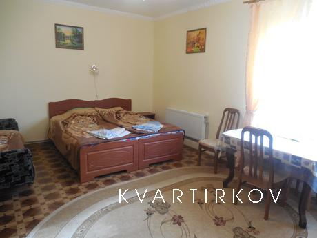 Дво- та тримісні номери в котеджі, розташованому в центрі мі