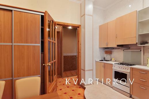 2-bedroom apartment Proreznaja 18/1, Kyiv - apartment by the day