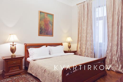 4 bedroom apartment LUX Khreschatyk 8b, Kyiv - apartment by the day