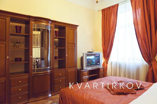 4 bedroom apartment LUX Khreschatyk 8b, Kyiv - apartment by the day