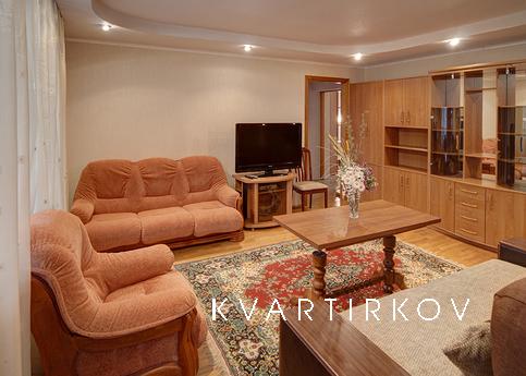 Rent 3- bedroom apartment in the center of Kiev, at Bolshaya