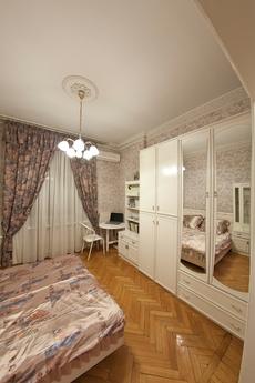 Сталінський будинок з колонами на НАБЕРЕЖНОЇ Москва - річки,