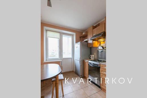 Светлая квартира в 1 минуте от м.ВДНХ, Москва - квартира посуточно