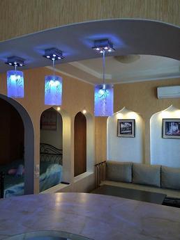 Яркая уютная квартира-студия бизнес-класса с дизайнерским ре