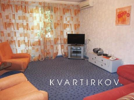 One bedroom apartment on the Hem. Located near Kontraktova S