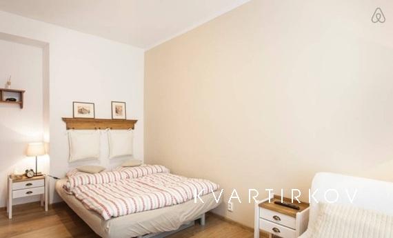 Сдаётся квартира, всего в 5 минутах от метро.Кухня оснащена 