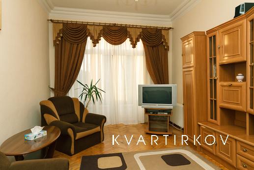 2 bedroom apartment Kreshchatik, Kyiv - apartment by the day