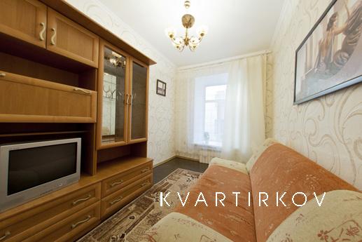 Apartment renovated near station, Saint Petersburg - apartment by the day