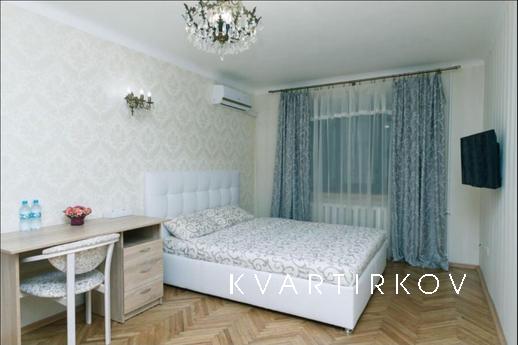 Уютная однокомнатная квартира в центре Киева. Рядом множеств