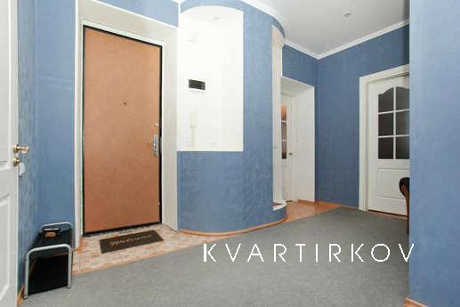 : Modern spacious 2-bedroom apartment. The unique location! 